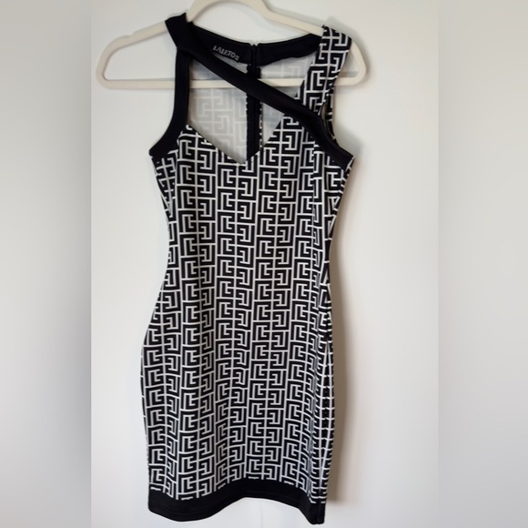 Chic Black and White Geometric Bodycon Dress - Size M - Picture 1 of 8